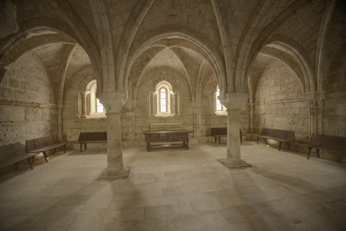 Vista de la sala capitular del monasterio de la Espina desde la portada